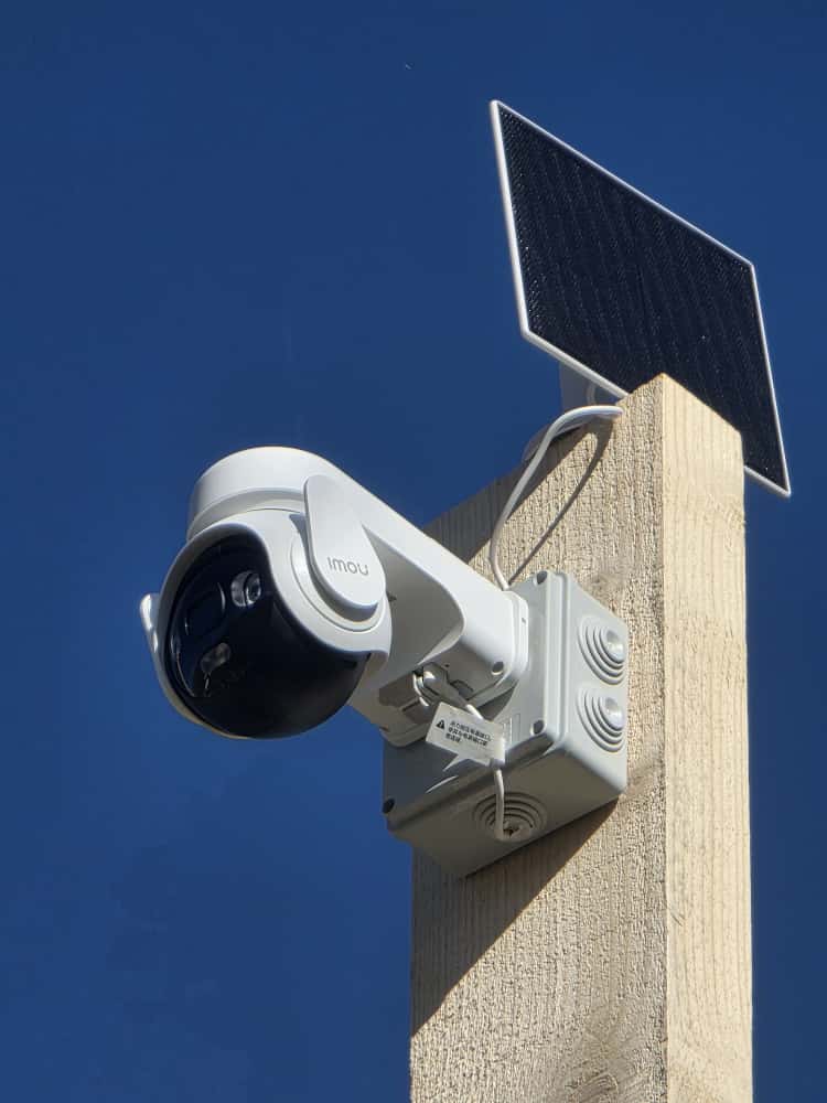 Cameră PTZ Imou cu panou solar și doză etanșă montată pe stâlp de lemn