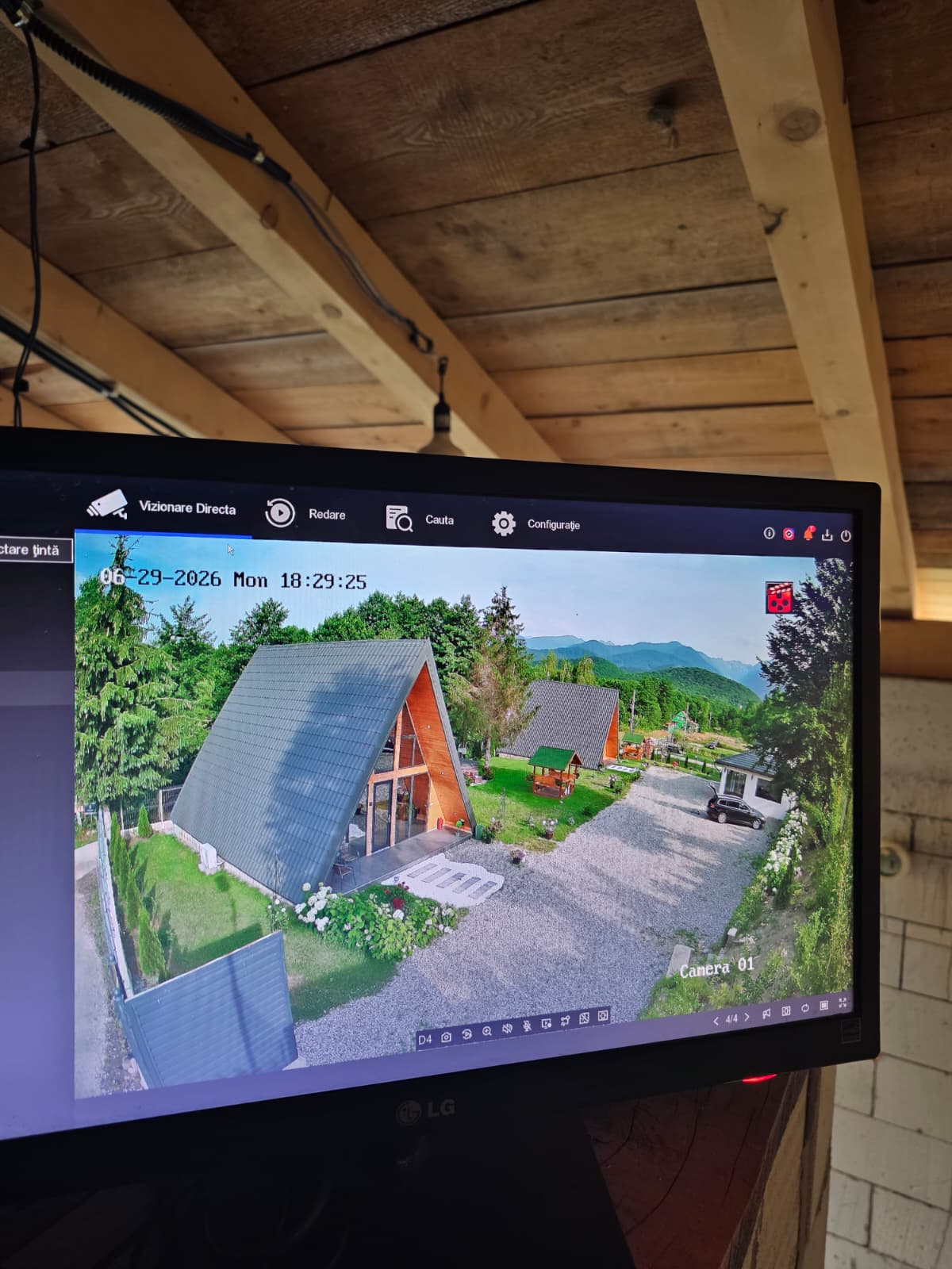 Monitor cu vizionare directă a camerelor de supraveghere instalate la cabane turistice din județul Sibiu