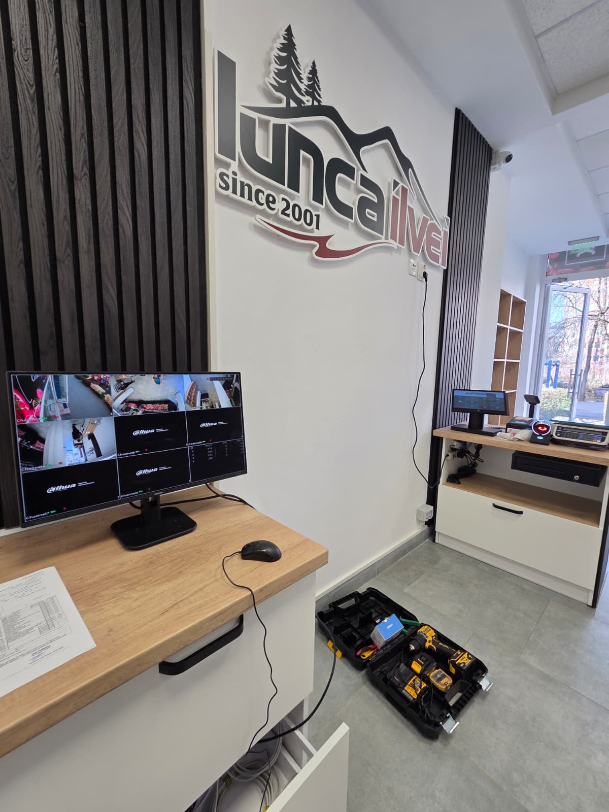 Monitor cu vizualizare multicanal a camerelor Dahua într-un magazin, sistem de supraveghere instalat