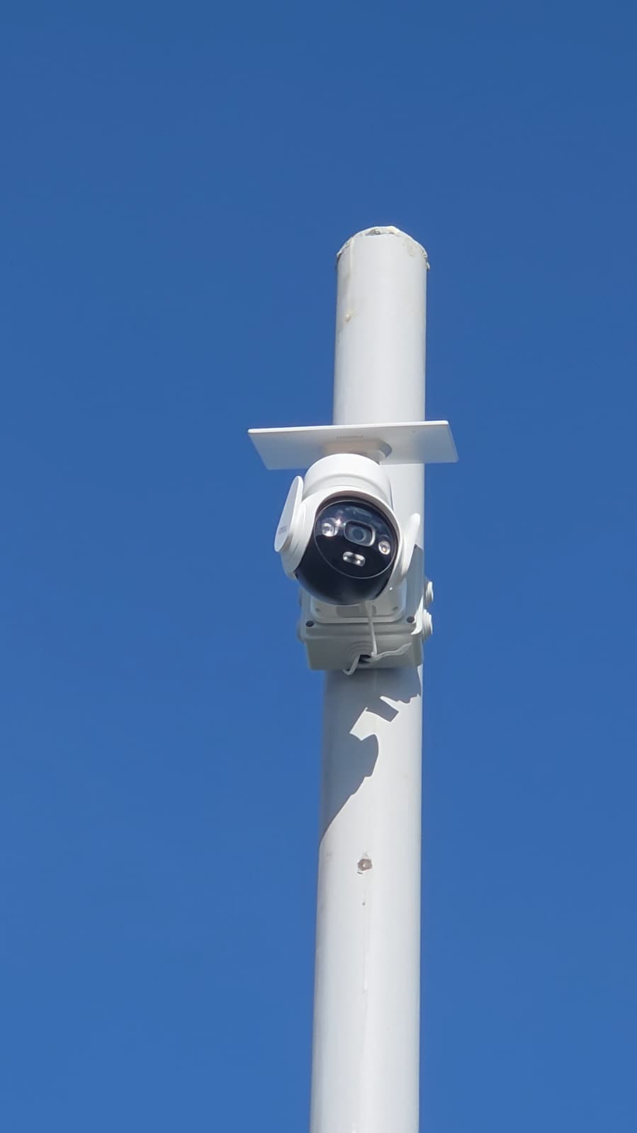 Cameră de supraveghere ColorVu cu panou solar montată pe stâlp metalic, sistem autonom de supraveghere