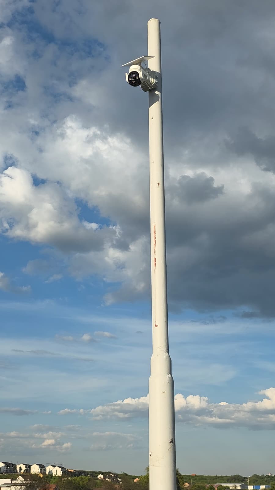 Cameră PTZ alimentată solar montată în vârful unui stâlp metalic înalt pentru supraveghere perimetrală