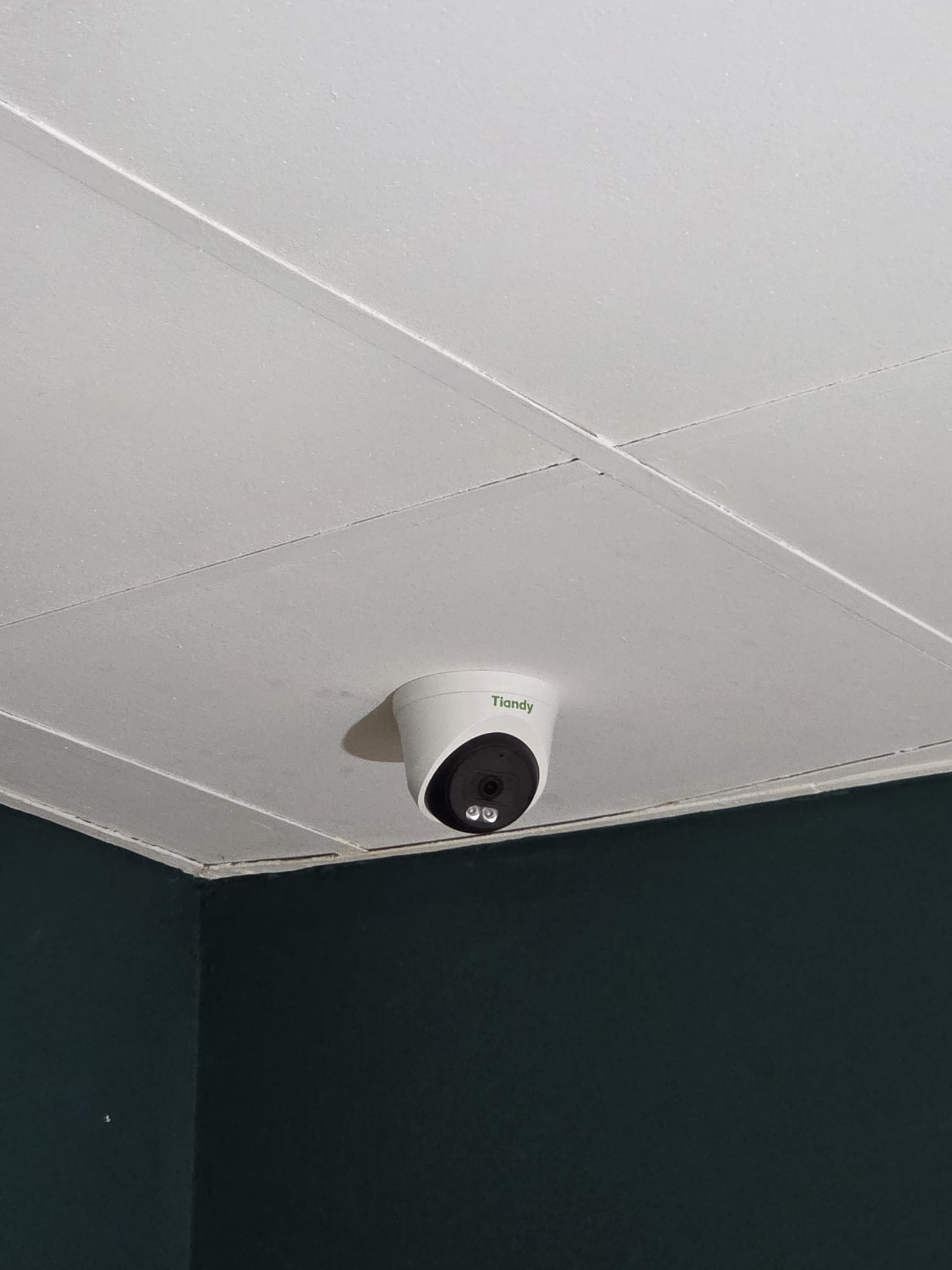 Cameră Tiandy dome montată pe tavanul casetat al unui birou pentru supraveghere interioară