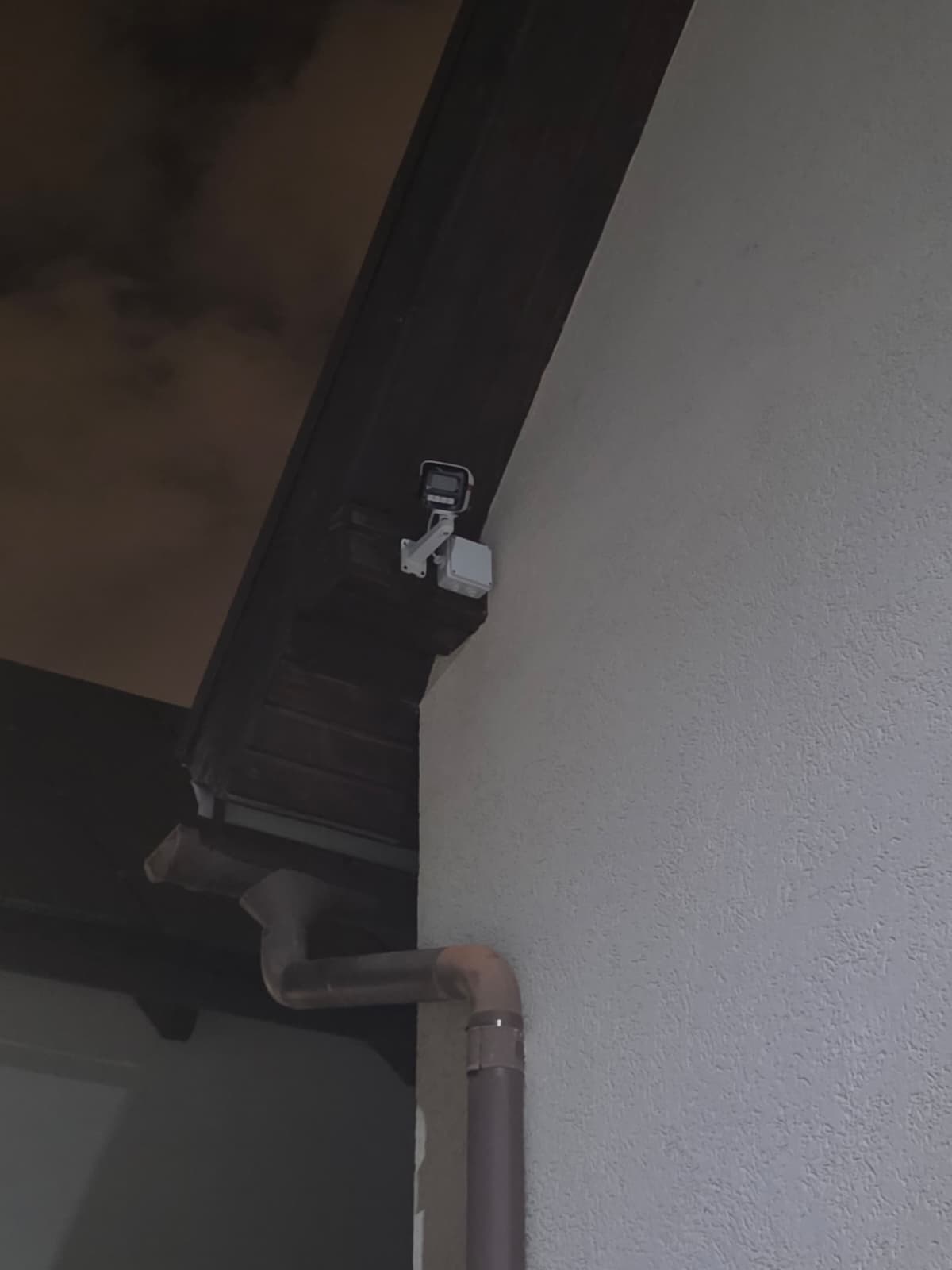 Cameră bullet cu doză etanșă de conexiuni montată sub streașină, imagine nocturnă