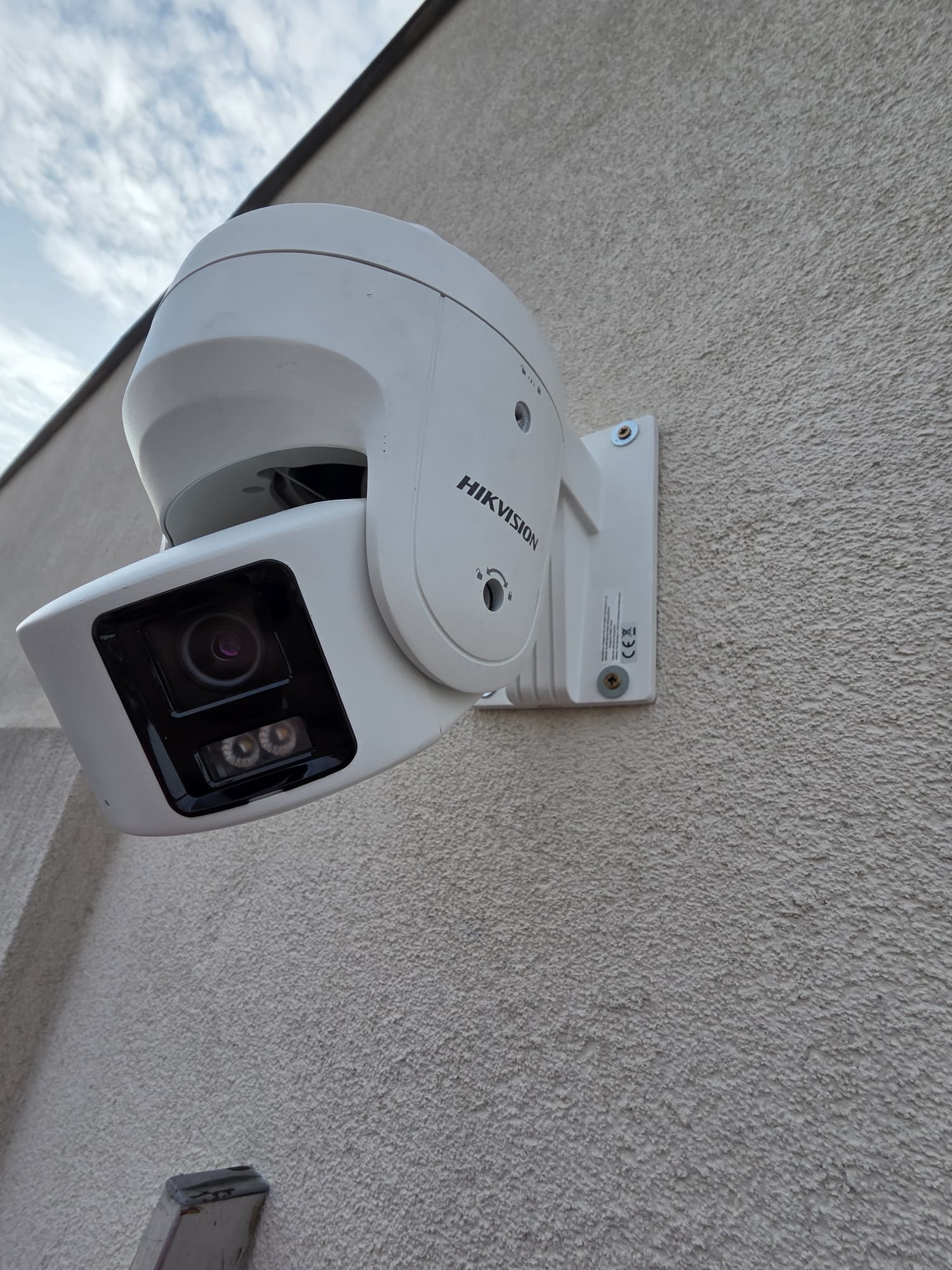 Cameră Hikvision ColorVu panoramică dual-lens montată pe fațada unei clădiri
